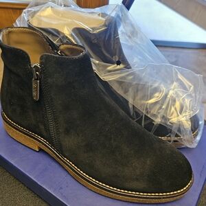 Italeau Foliana Boots/ Waterproof.  Womens 36.5, Size 6